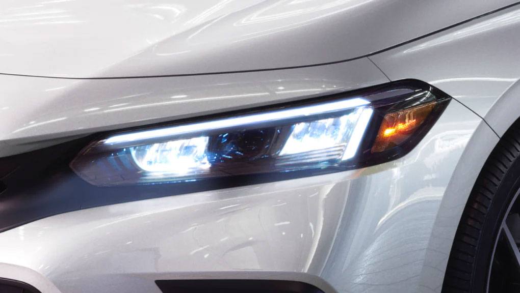 <strong>Bold new look.</strong> LED headlights