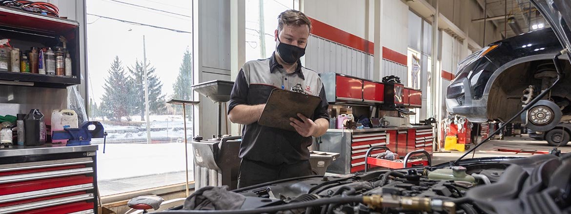 Service_1170x439_0000s_0016_young mechanic Honda Certified Technicians
